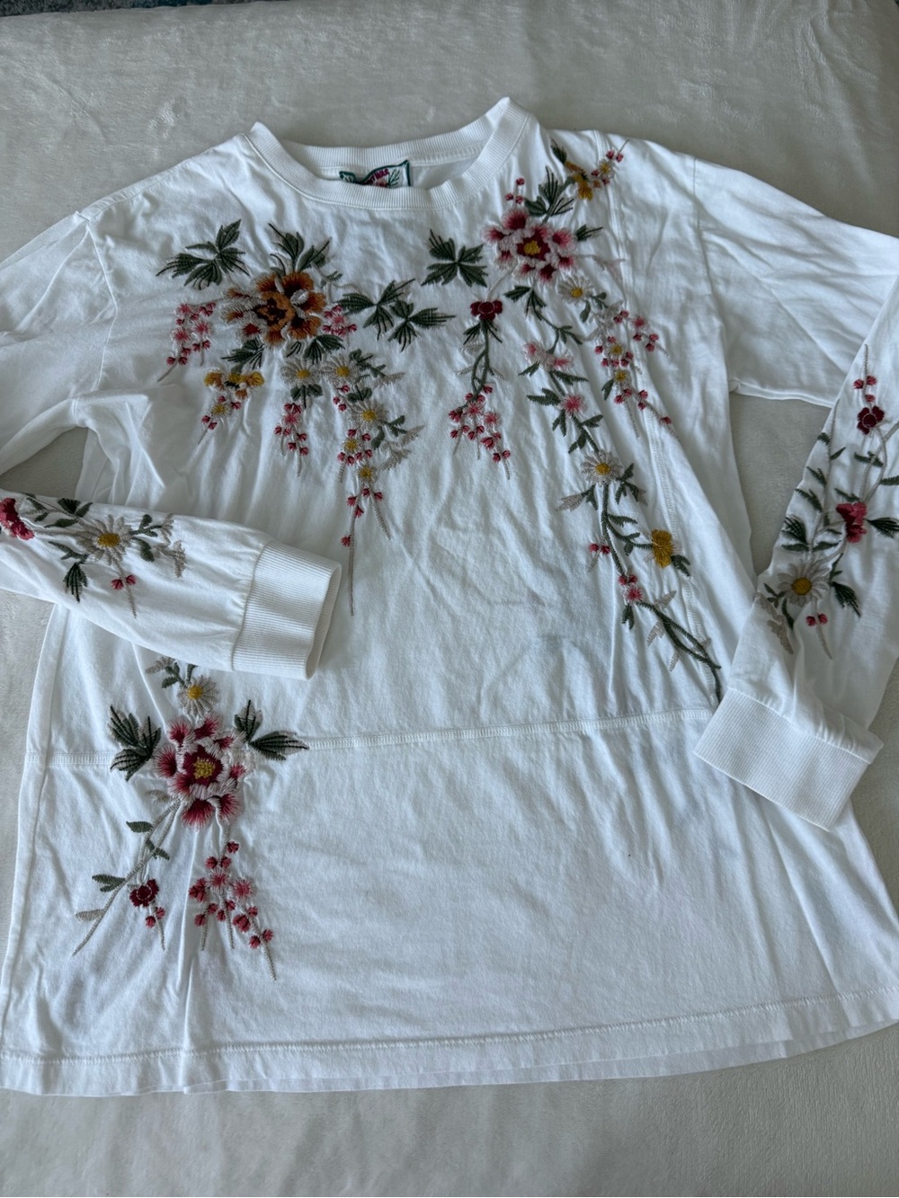 Johnny Was White Long Sleeve Tee w/ Beautiful Embroidery D86